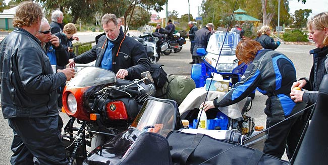 Garry saying "It says 468km here"...enroute to Kalbarri