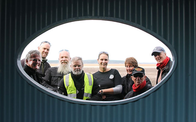 Group in picture
          frame at Lake Muir.