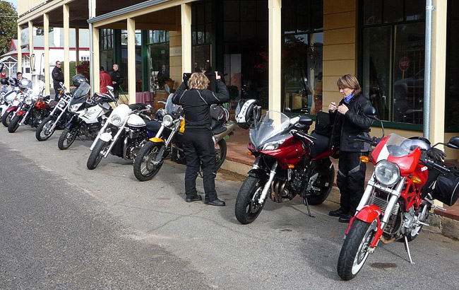 Coffee break in
          Broomehill.