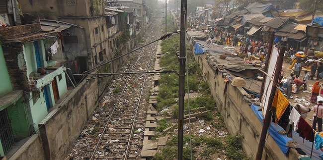 Slums, railway line, market and
          rubbish in Kolkatta (Calcutta).