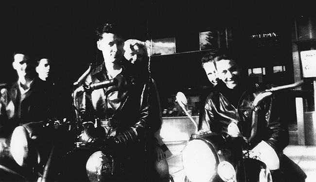 Left to right: Robert Patterson (pillion unknown),
          Brian Pannet, Nina Johnson (pillion), Denver Ball, Peter
          Whiteside (pillion).