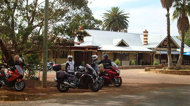 The picturesque Quindanning pub forecourt.