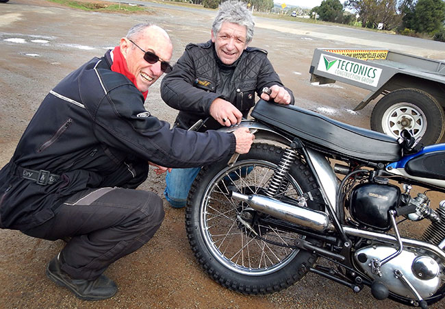 Rob giving Paul a hand with re-attaching his back mudguard.