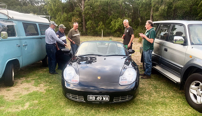 Rob#147, Warwick, Andrew, Ronnie and Garry examining the fine points of the Porsche.