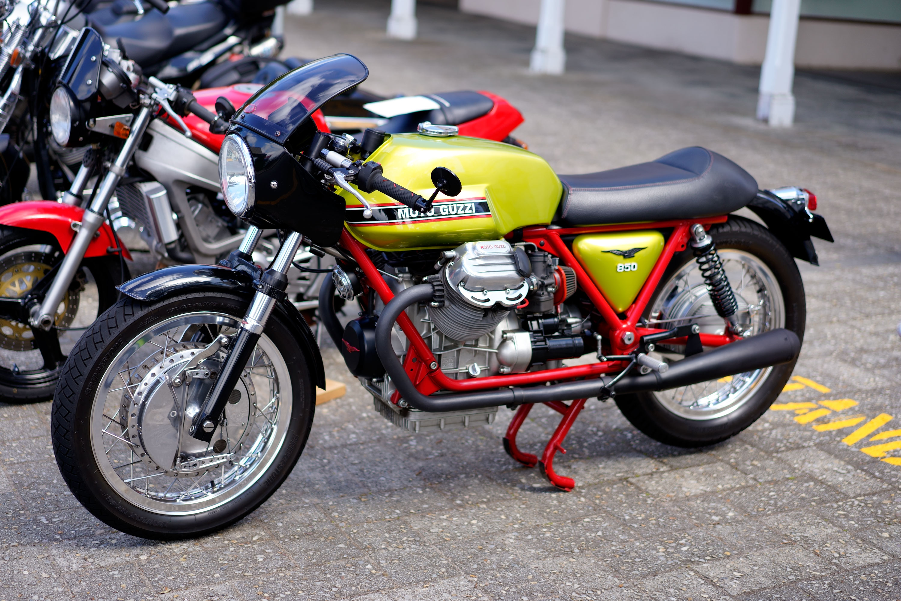 Moto Guzzi 850 in Italian colours.